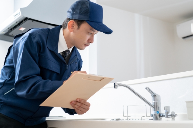 点検している業者