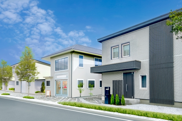 住宅と小さな店が並ぶすっきりとした街並み