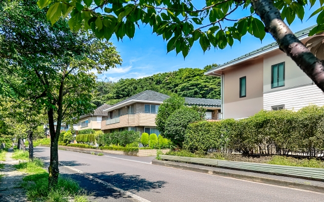 山や公園の緑が囲んでいる自然豊かな住宅街