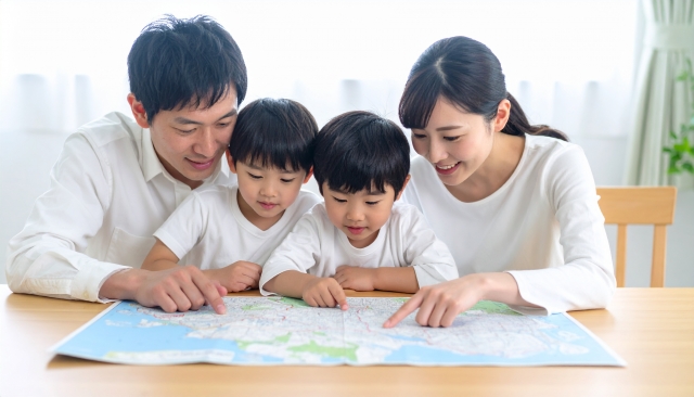 地図を広げて避難経路の確認をする家族