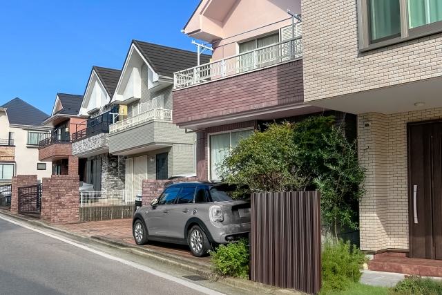 落ち着いた色合いの家が並ぶ郊外の住宅街