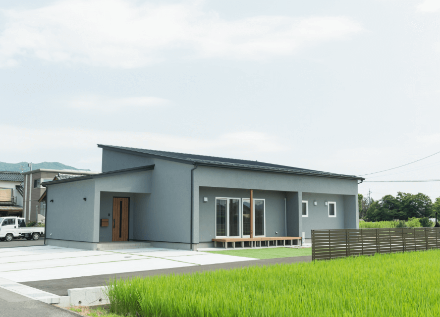 青い外壁の戸建て住宅