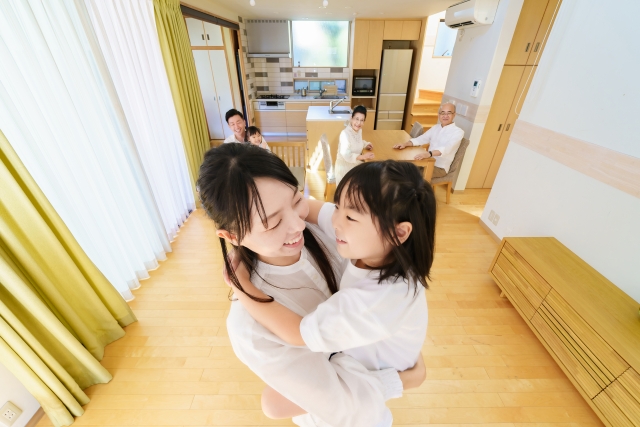 お母さんと遊ぶ女の子