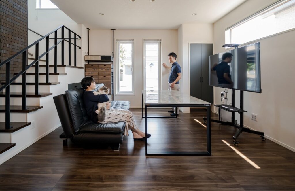 黒╳木目調で風格が漂う住まい