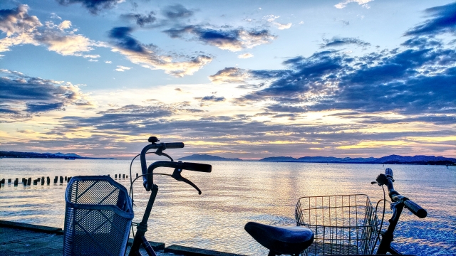 夕暮れの宍道湖と自転車