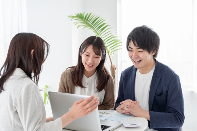 説明を受けているカップル