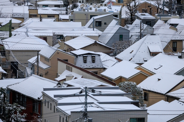 雪が積もる住宅街