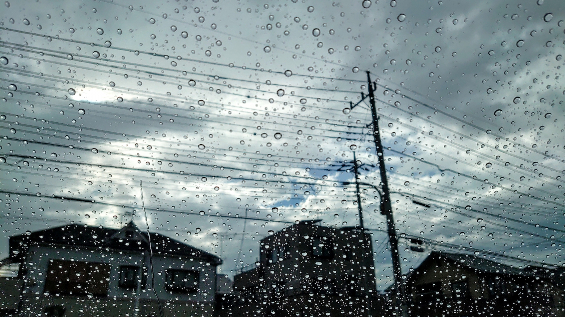 雨の日の窓ガラス