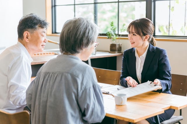 相談する夫婦