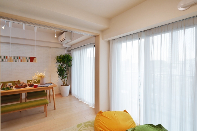 カーテンがおしゃれなリビング