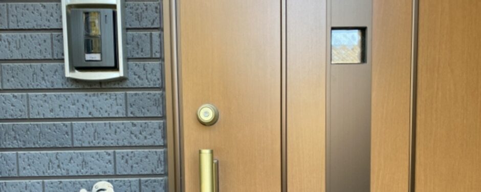 重厚に作られた玄関ドア